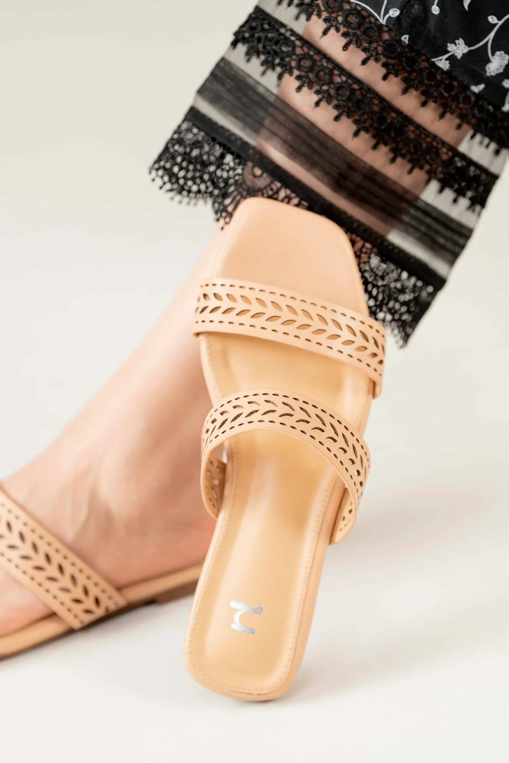 Beige Chappal-440772918