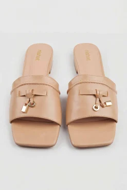 Beige Chappal-445182918