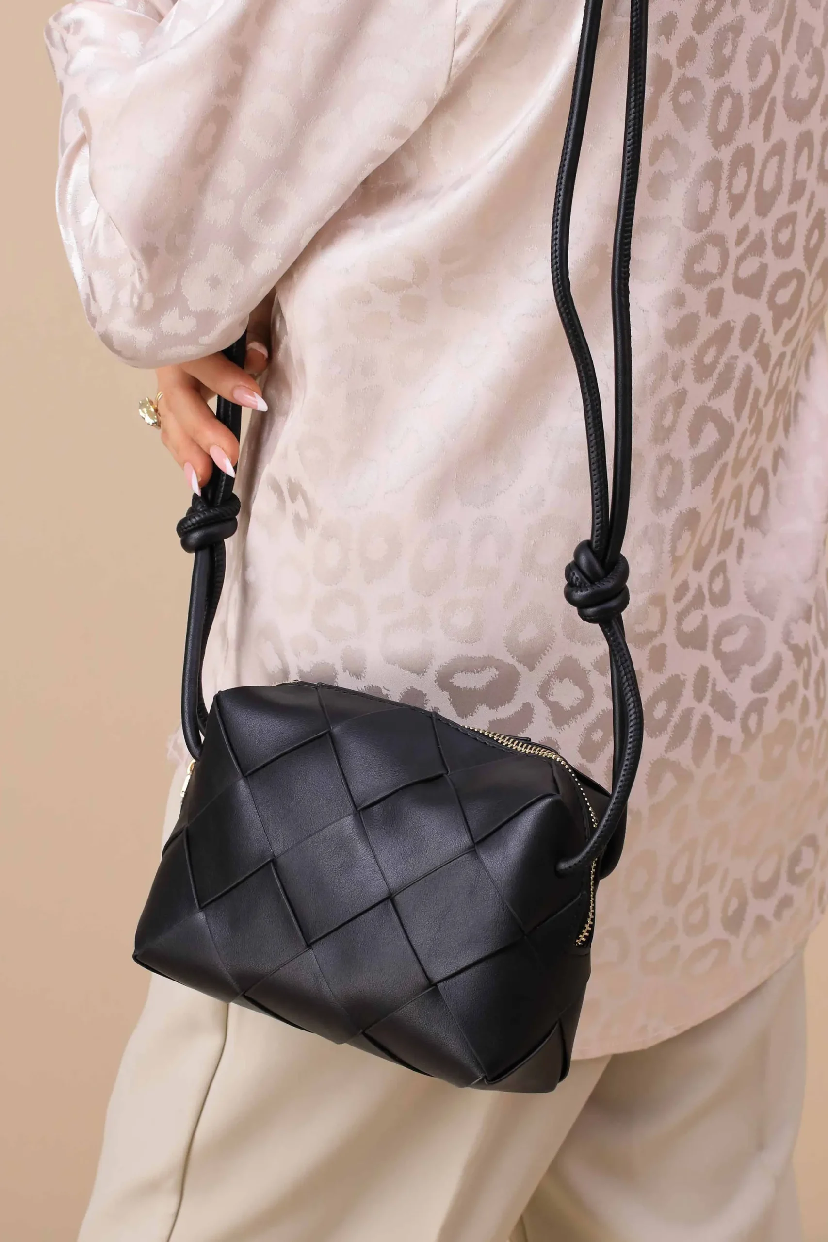 Black Clutch-444752103