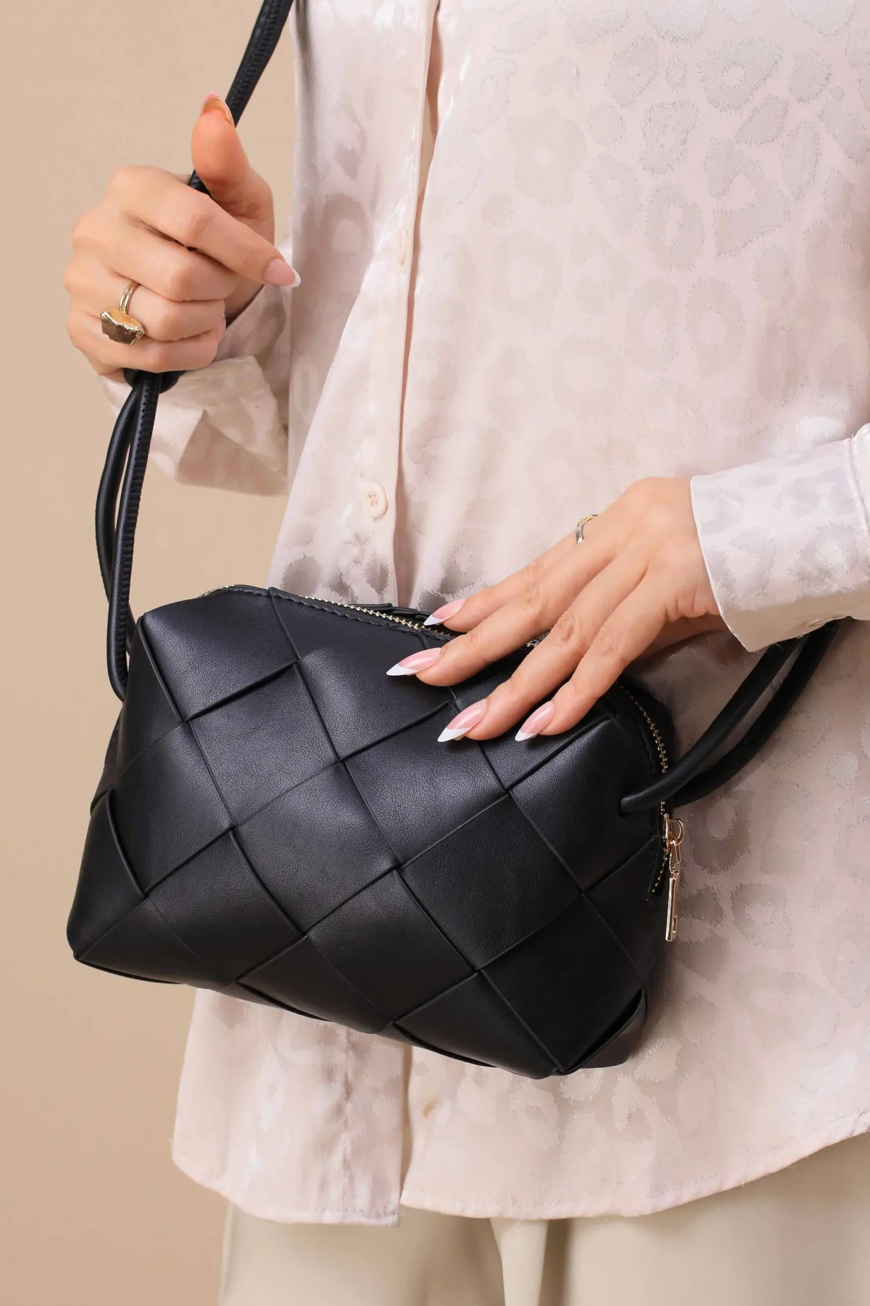 Black Clutch-444752103
