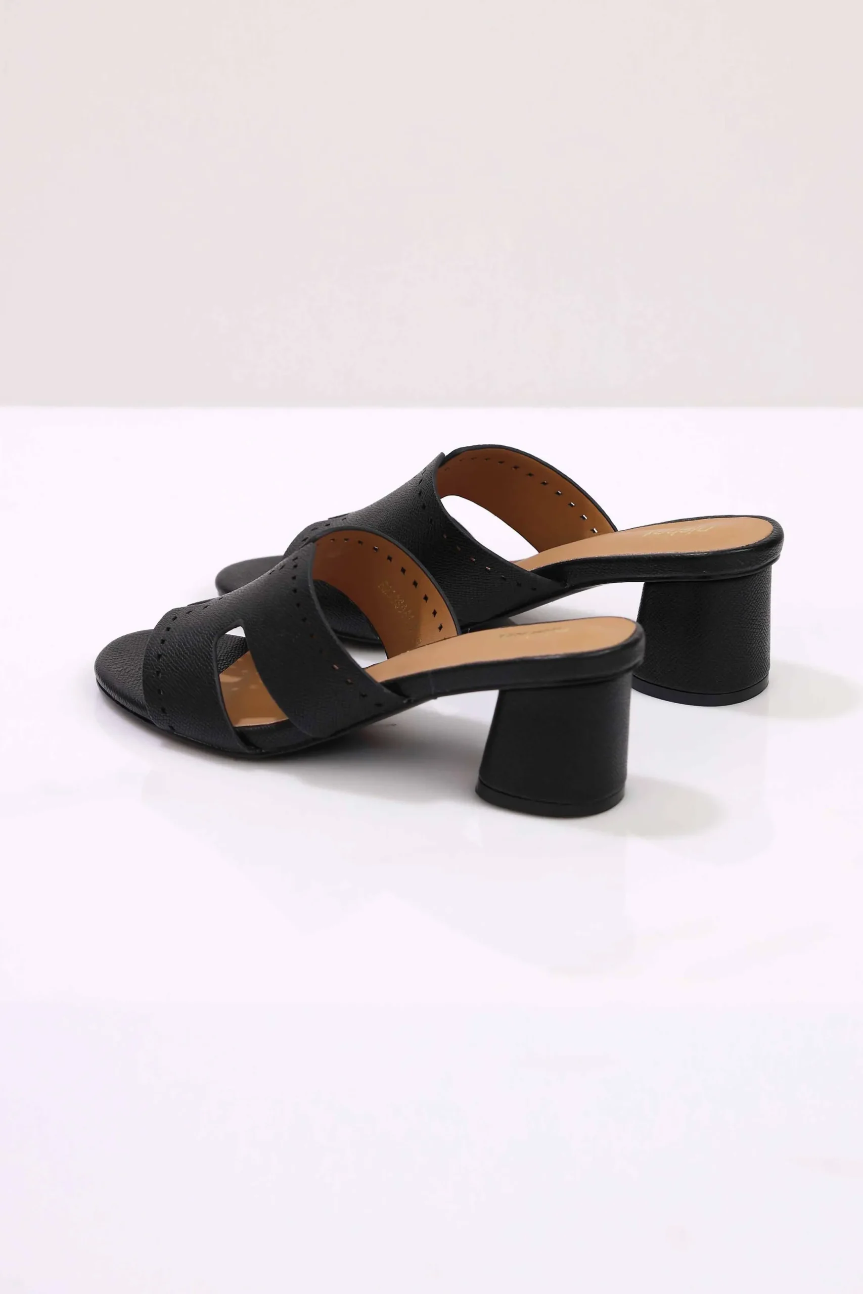 Black Wedge-443082903
