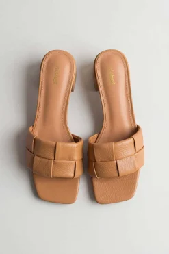 Camel Wedges-445342929