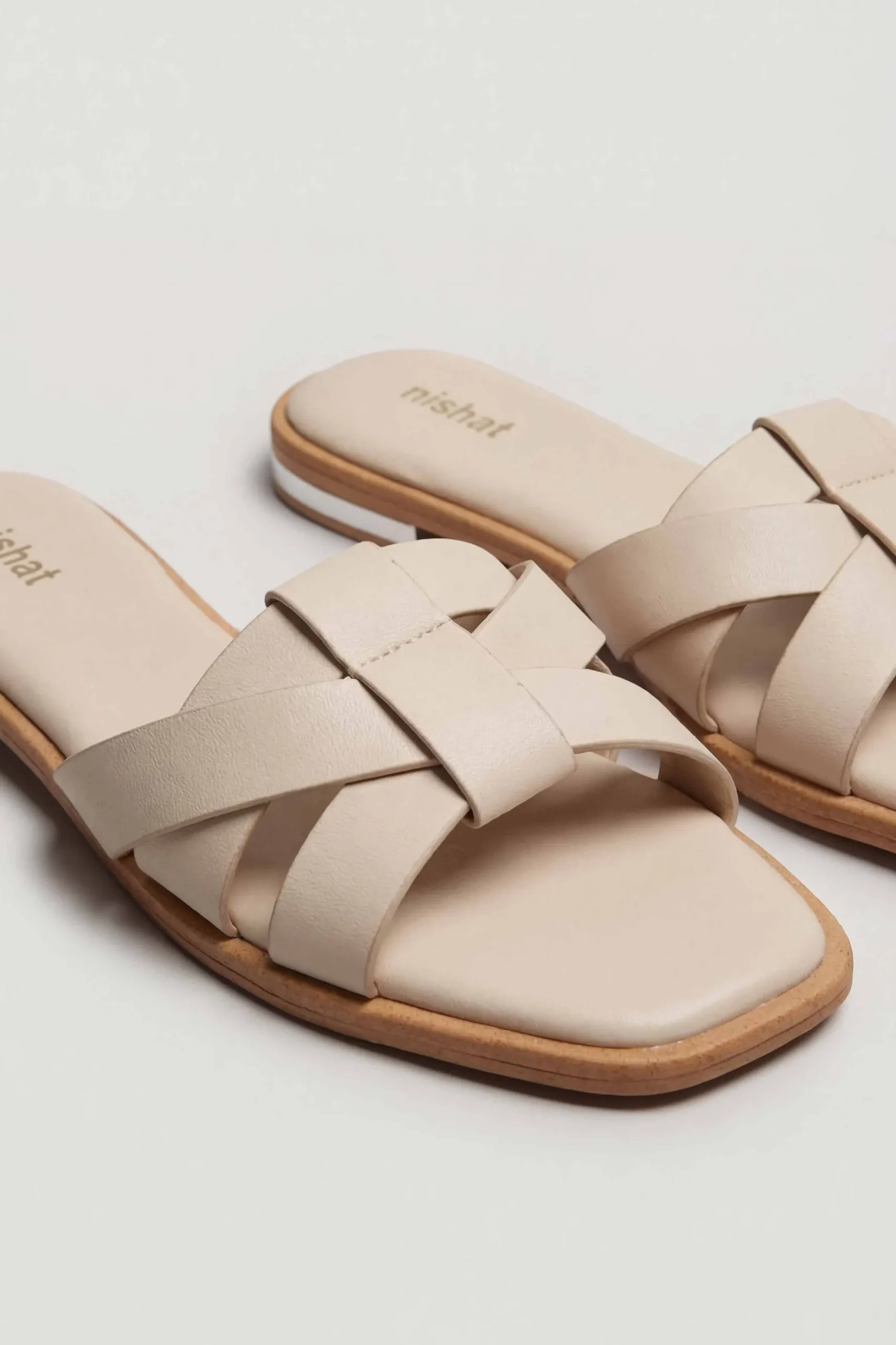 White Chappal-445202912